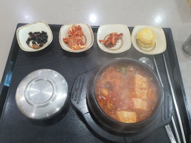  고속도로 오산휴게소 식사로  짬뽕순두부찌게 먹었습니다.   