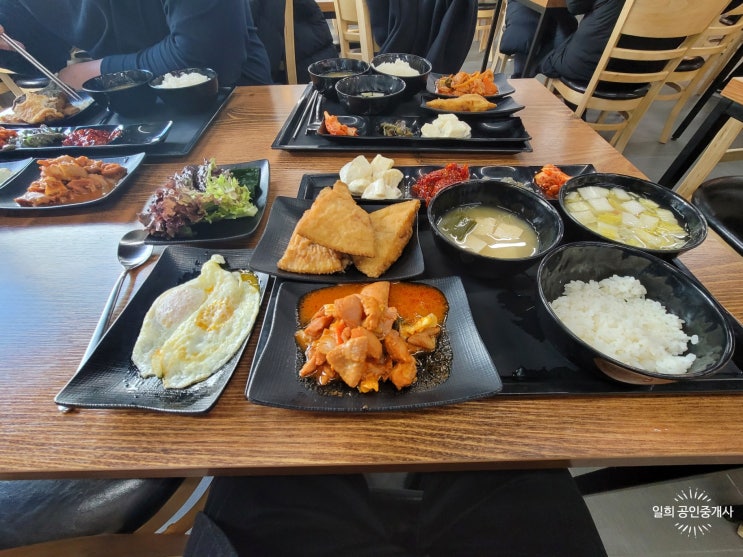 부산 거제동 거제역 역안에 한식 뷔페 홀썸에서 점심해결