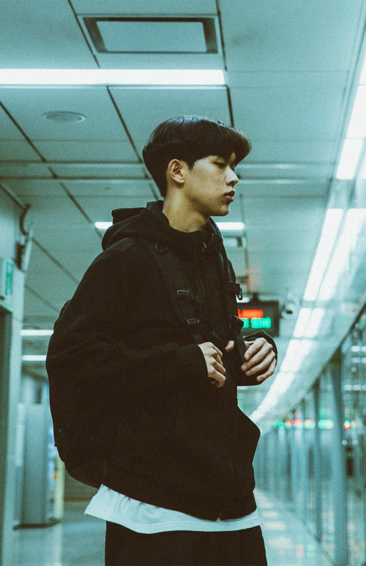  여행필수템 캠핑룩, 목베개가 내장된 필로우디 후드 집업