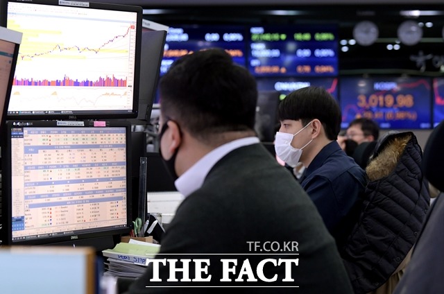 외국인, 지난달 주식 2조6000억 원 순매도···두달 연속 팔자 외국인, 지난달 주식 2조6000억 원 순매도···두달 연속 팔자