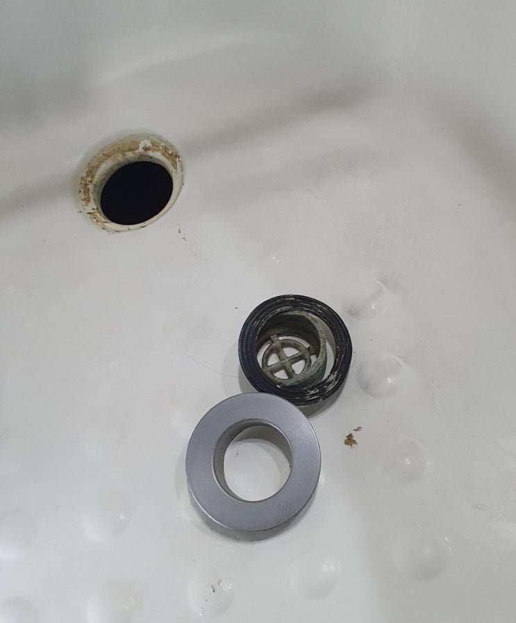 청주 오창 욕조 수리 욕조배수구 측면 타공 구멍 없이 수리되나요?