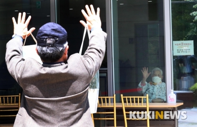 '얼마 남지않은 여생인데'...요양병원 보호자들 "면회금지 가혹하다" '얼마 남지않은 여생인데'...요양병원 보호자들 "면회금지 가혹하다"