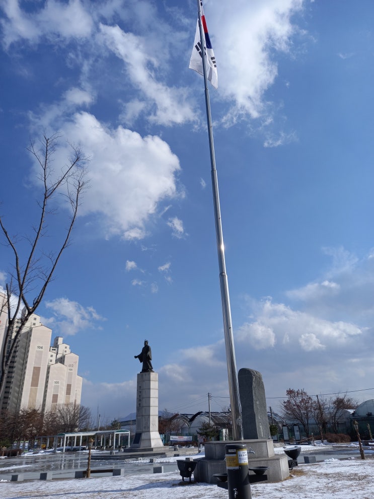구리시 교문동 광개토태왕 광장을 걸어가며 찍은 사진입니다.