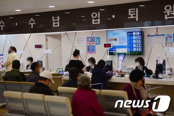 “70세 넘으면 보험료 2배” 막는 고령층 특화보험 나온다 “70세 넘으면 보험료 2배” 막는 고령층 특화보험 나온다