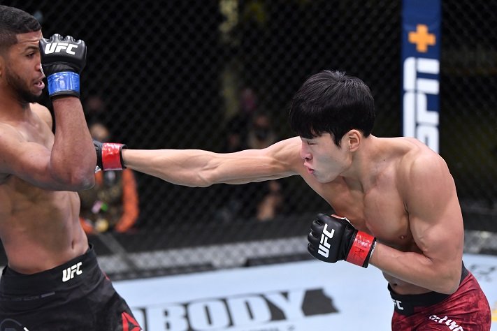 최승우 UFC 2연승 소감 "혼자서 이뤄낸 승리 아냐.. 가족, 코치, 팬 덕" 최승우 UFC 2연승 소감 "혼자서 이뤄낸 승리 아냐.. 가족, 코치, 팬 덕"