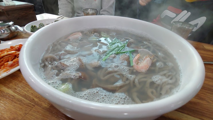  중계 맛집, 중계 은행사거리 맛집, 뚝배기 바지락 칼국수 : 시원한 바지락 국물~, 오래된 역사만큼 바지락 국물 맛도 깊~다. 에피타이져로 꽁보리밥에 열무김치가 돋보인다.