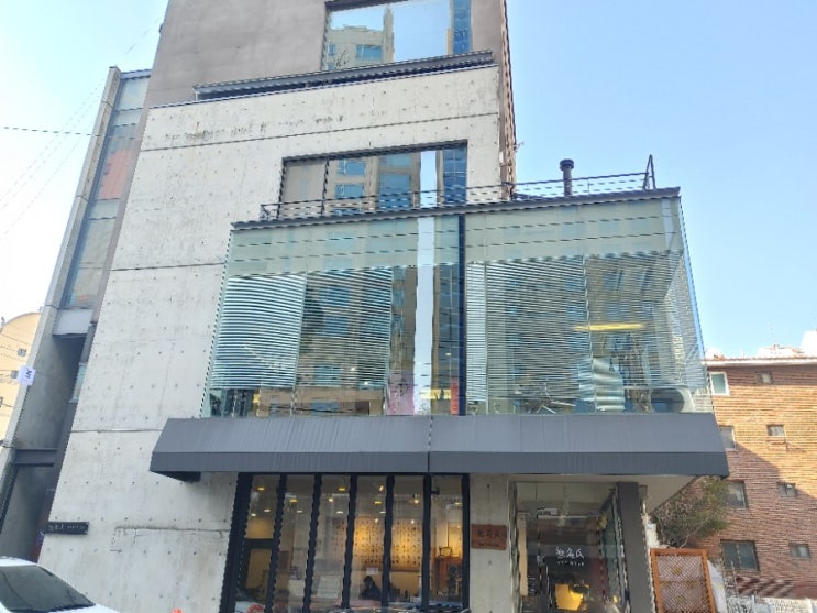  청담동 건물 유리창문썬팅 강남 사무실 열차단썬팅 햇빛차단썬팅 사생활 보호 시선차단 썬팅필름 시공 작업 폴딩도어 유리 썬팅필름코팅