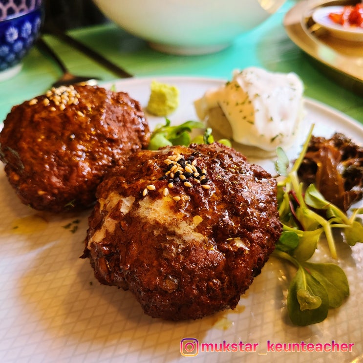  익선동 이색 맛집, 개그맨 김경진 님이 운영하시는 평양익선회관은 돼지국밥과 떡갈비가 최고