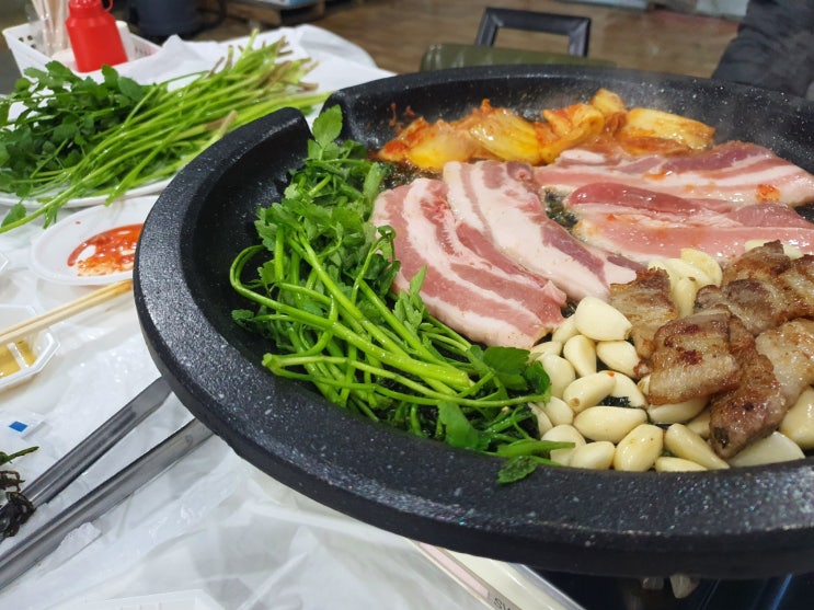  포항 흥해 북천수미나리의 부드러운 식감과 노릇노릇 삼겹살의 만남