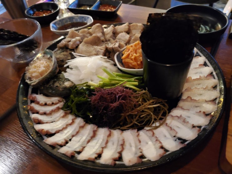  완도1957 완도에서 올라온 싱싱한 전복과 돌문어 요리 강남구청맛집