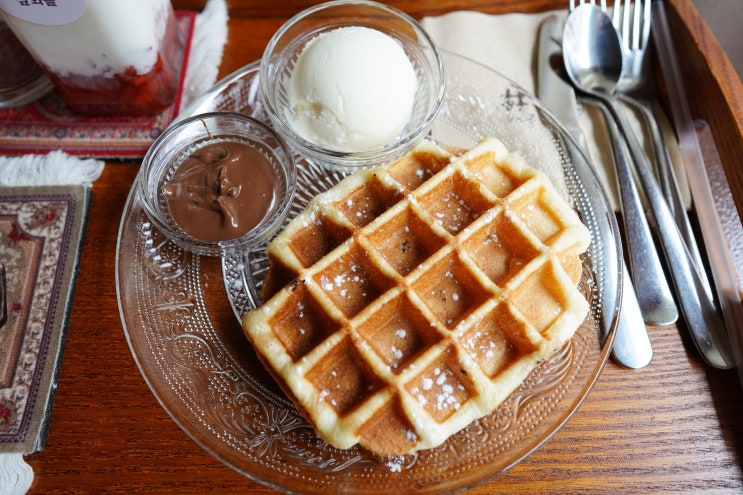  수원남문카페 행궁동와플 샾와플 :: 생딸기우유와 핸드드립 커피에 맛있는 와플까지!
