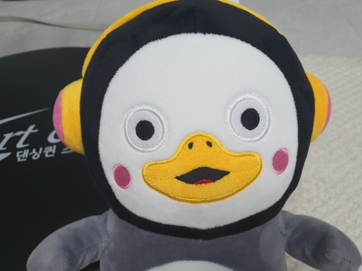  인형뽑기로 뽑은 자이언트펭 대형 펭수인형 뽑았습니다. ㅎ