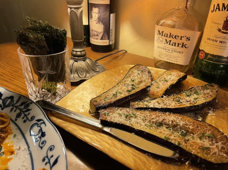  [홍대/합정 와인 맛집] 백색소음 - 와인 마시면서 혼자 책읽기 좋은 연남동 감성 혼 술집 (내돈내산 요리)