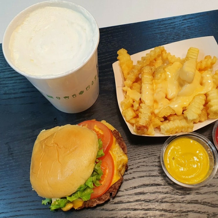 대구 동성로 햄버거 맛집 : 쉑쉑버거 동성로점 솔직 리뷰 / 망고의 첫경험!!! / 드디어 쉑쉑버거를 먹어보다 / 바닐라 쉐이크 / 치즈후라이 대구 동성로 햄버거 맛집 : 쉑쉑버거 동성로점 솔직 리뷰 / 망고의 첫경험!!! / 드디어 쉑쉑버거를 먹어보다 / 바닐라 쉐이크 / 치즈후라이