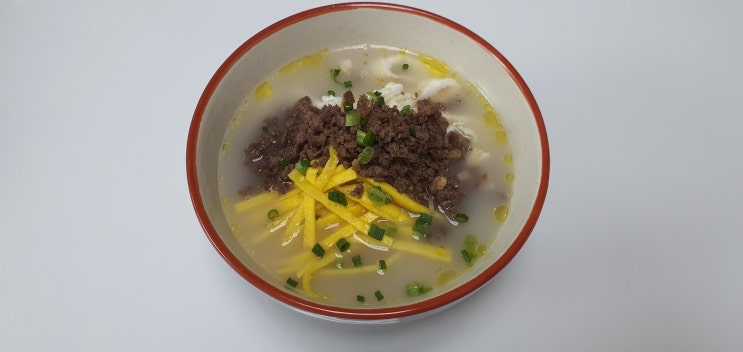  냉동 떡국떡과 사골곰탕으로 끓인 떡국