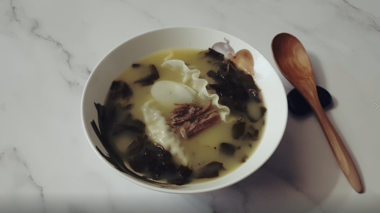  소고기 미역국으로 떡국에 고명까지 한 번에