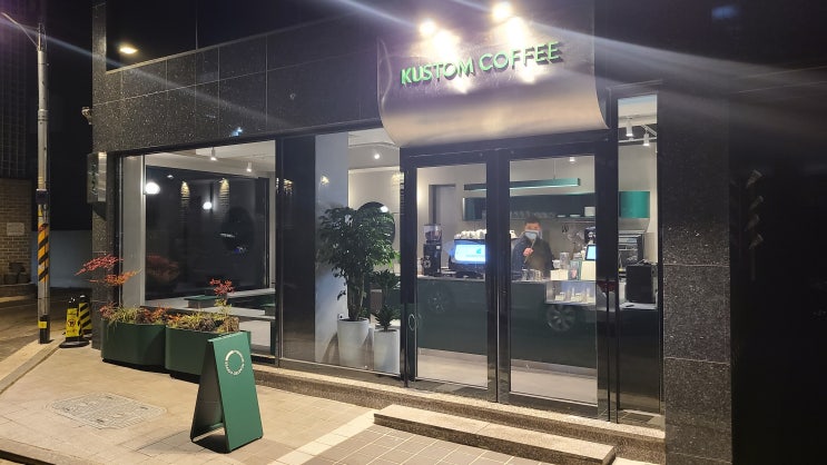 커스텀커피 합정점: 캔라떼 인기 맛집