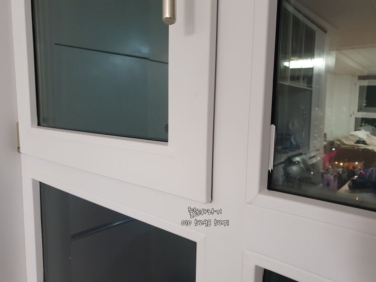  거주중 인테리어 필름 시공 후 창문 틀 실리콘 마감시공