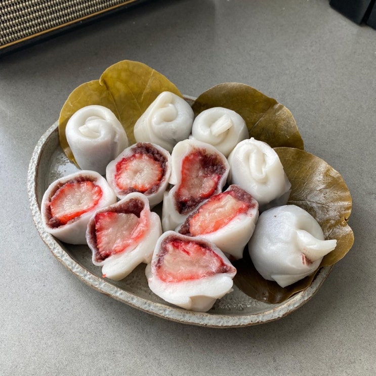 딸기망개떡 드셔보셨나요... 진짜 짱맛도리네요! 딸기망개떡 드셔보셨나요... 진짜 짱맛도리네요!