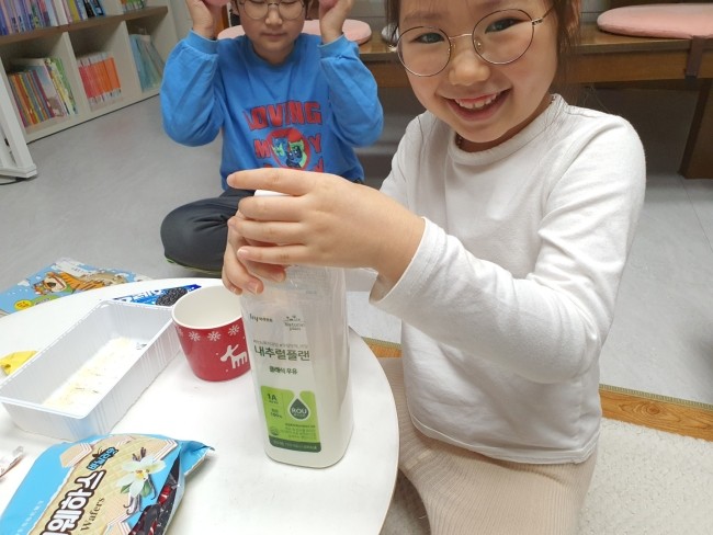  간만에 우유에 오레오 찍어 먹었습니다. 우리집 영양 간식 