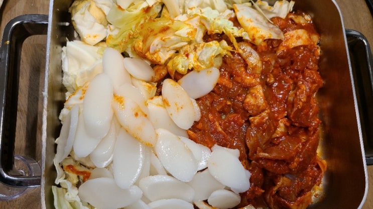  춘천식 닭갈비 반조리 식품으로 집에서 편하게 즐겨요.