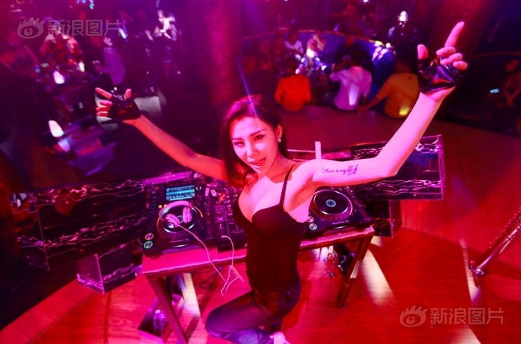 15살에 중학교 중퇴한 중국 7년차 나이트클럽 여자 DJ