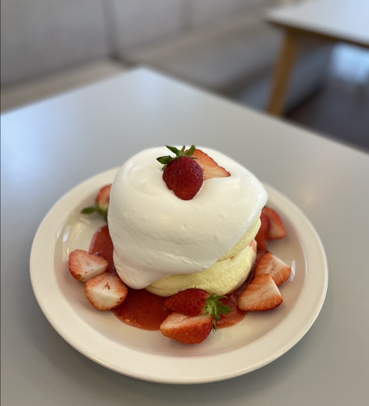  [부산 온천천카페] 온천천 카페거리, 수플레 팬케이크 맛집 - 어반플로우