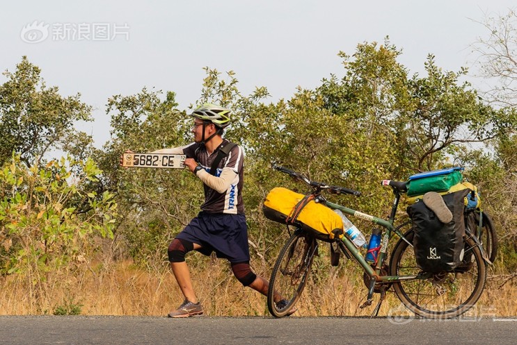 아프리카에서 중국까지 360일 동안 자전거로 여행한 중국인 청년, 아프리카 베냉에 우물과 태양열 발전소를 선물하다.