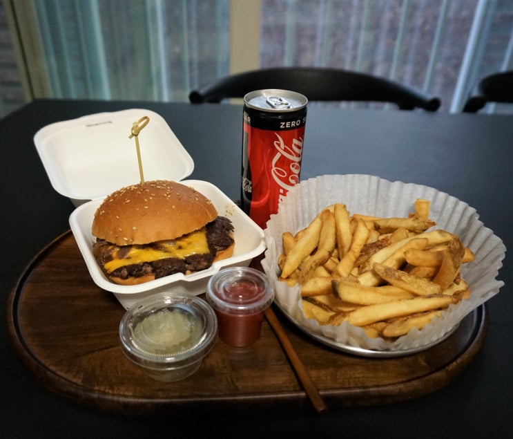  브루클린 더 버거 조인트 포장해서 먹어본 맛
