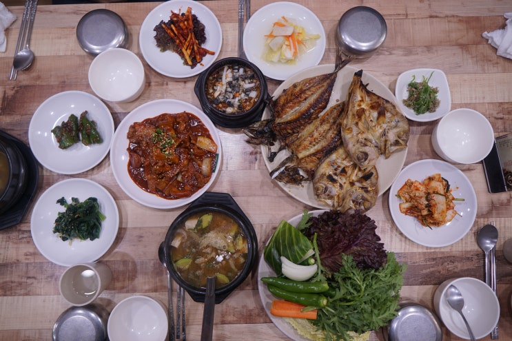  보통리저수지맛집 꽃피는 산골 국빈 1만원에 푸짐한 한상 차림