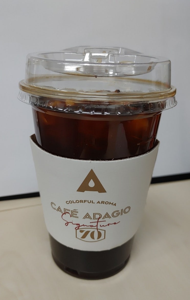  추운날엔 역시 아이스아메리카노 아니겠어요? 서울 월급쟁이는 얼죽아 입니다