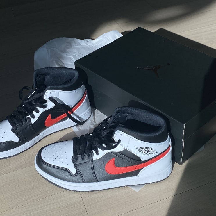  조던 1 미드 블랙칠리레드 (Air Jordan 1 Mid Black Chile Red)