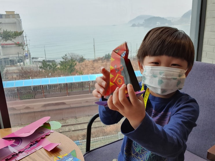  비 오는 날, 아이랑 종이접기 in 바다 옆 카페. 비 그치고 부산 바다, 모래성쌓기