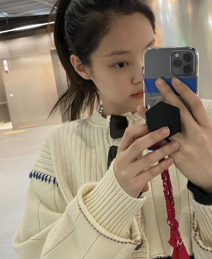  제니 인스타그램 패션 ( 젠틀몬스터 선글라스, 샤넬 샌들,아이보리니트,아더에러 )Jennie fashion 