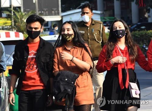 '대체 이유가 뭐지?'..인도 확진자 급감에 전문가들 '당혹'