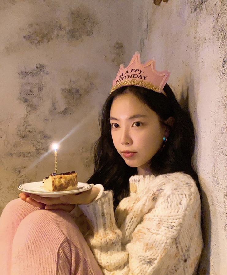 손나은 가디건(인스타그램 생일 패션) 어반아웃피터스