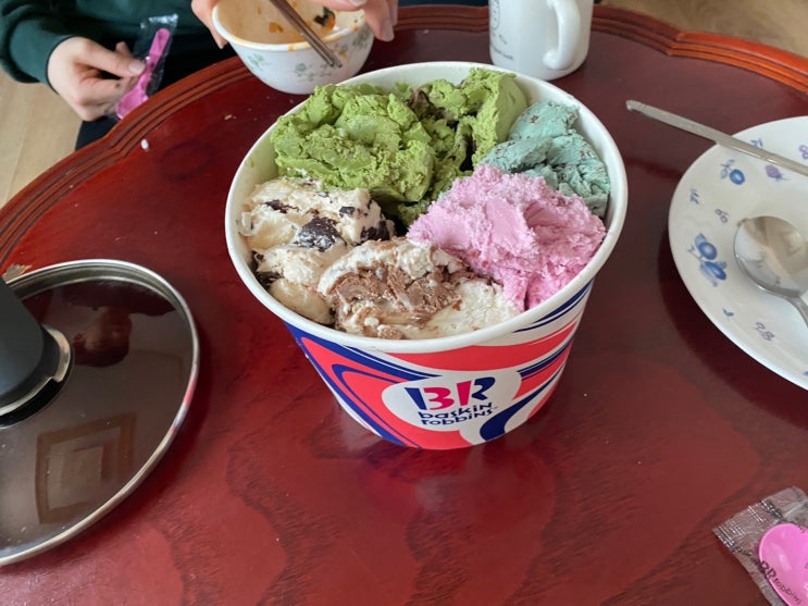  쉐프초이스 한돈양념돼지불고기 베스킨라빈스 맛추천 사빠딸 사랑에 빠진 딸기 체리츄빌레 그린티 아이스밀카초콜릿 민트초콜릿칩 초코나무숲 베라하프갤런 베라추천 효자동디저트 효자동2가베라