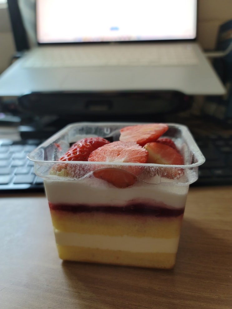  [할리스커피 딸기치즈케이크] 딸기와 치즈가 만난 맛? ^^