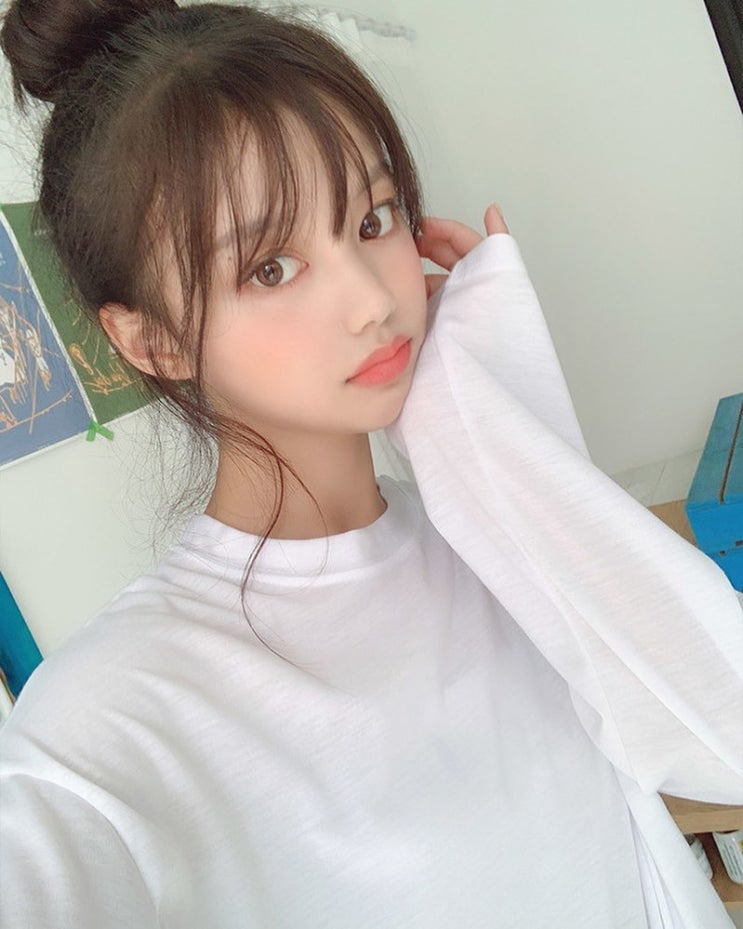 귀여움 매력 보스 츄(chuu)모델 지유 귀여움 매력 보스 츄(chuu)모델 지유