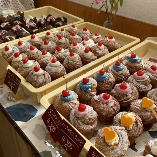  아현역 카페 •크로핀 맛집 오르락 다녀왔어요