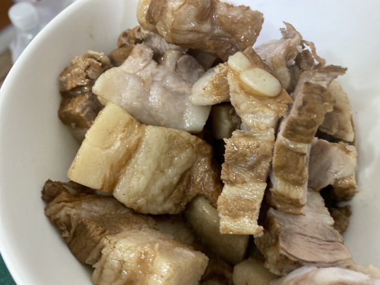  끓이고 자르기만 하면 되는 수육 만들기 / 재료: 카누 한봉 , 양파, 월계수 잎 / 수육 레시피
