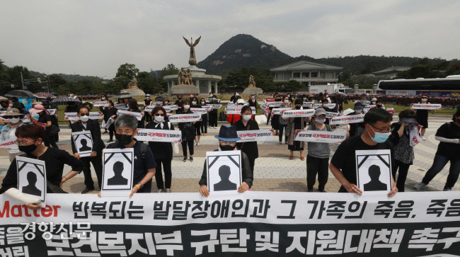 코로나에도 마스크 못 쓰는 장애인 아들…“제발 백신 우선접종을”