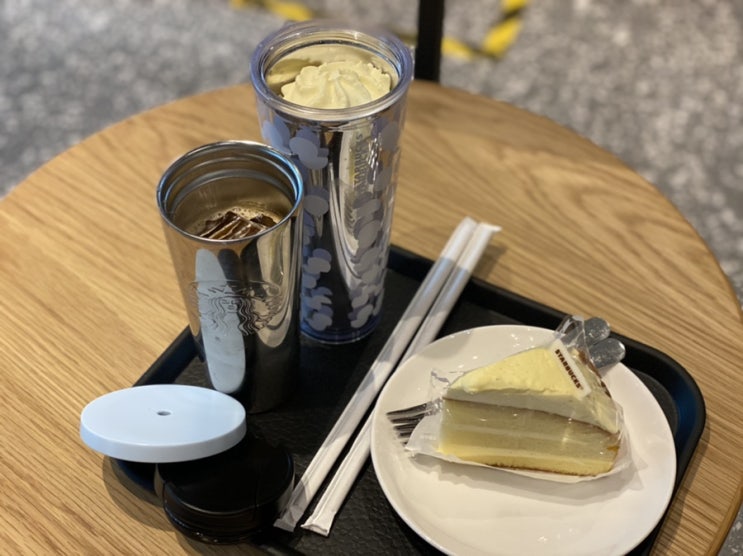 스타벅스 봄 한정메뉴_슈크림프라푸치노위드판나코타,촉촉슈크림레이어케이크, 슈스림라떼 스타벅스 봄 한정메뉴_슈크림프라푸치노위드판나코타,촉촉슈크림레이어케이크, 슈스림라떼