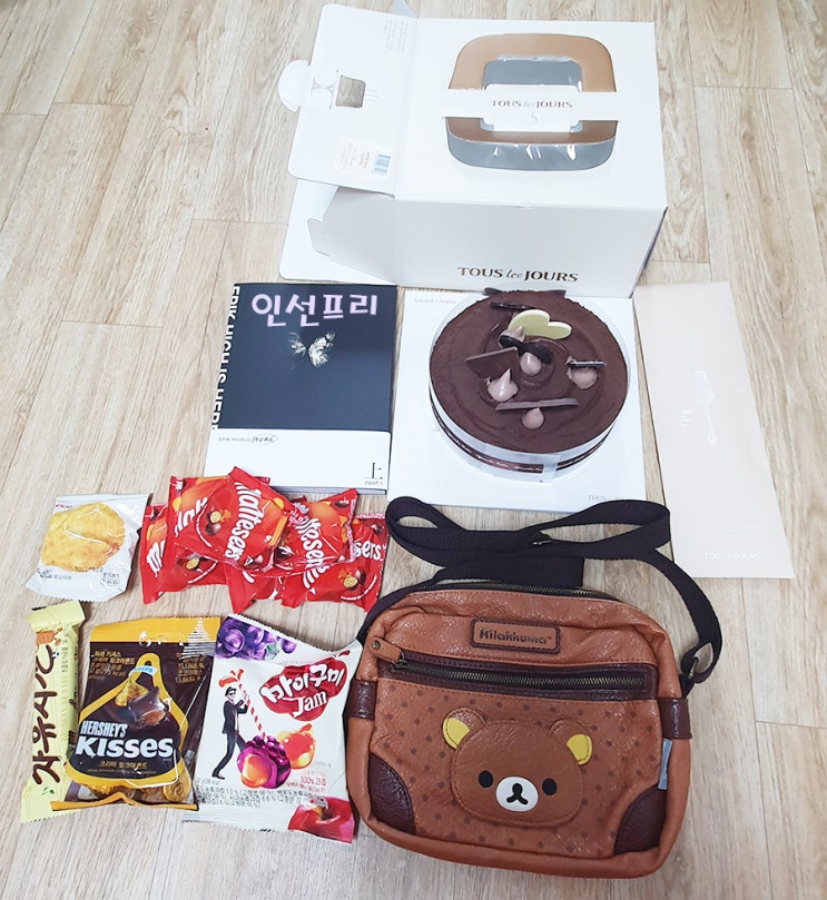  생일 선물로 받은 에픽하이 10집 앨범 + 리락쿠마 크로스 가방 + 초코케이크~ + 간식들~ㅎ 선물 고마웡 ㅎㅎㅎ