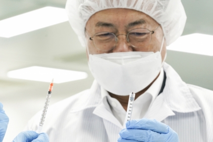  문대통령, 풍림파마텍 방문 "삼성 도움 컸다…대중소기업·정부 상생협력 결과"