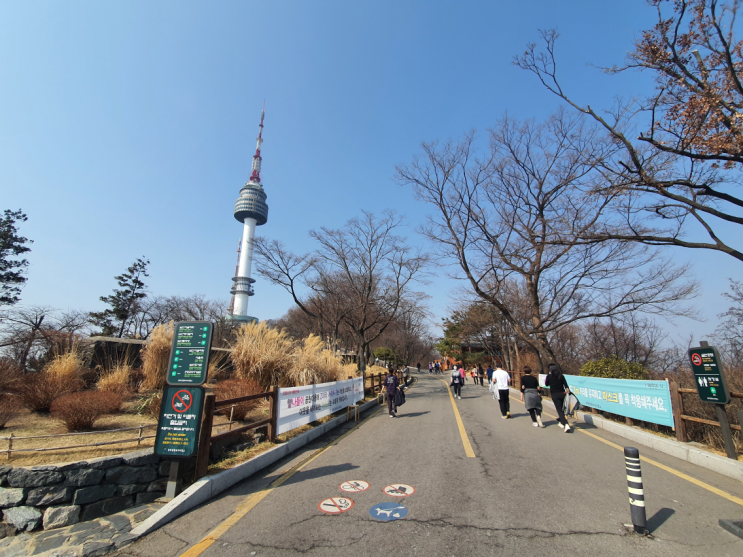  남산타워 - 서울 아기와 가볼 만한 곳, 걸어서 남산타워까지 따뜻한 봄 날씨를 느끼다