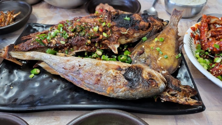  햇살좋은 일요일 오후 생선 한마리 뜯고 커피 한 잔..거제 둔덕