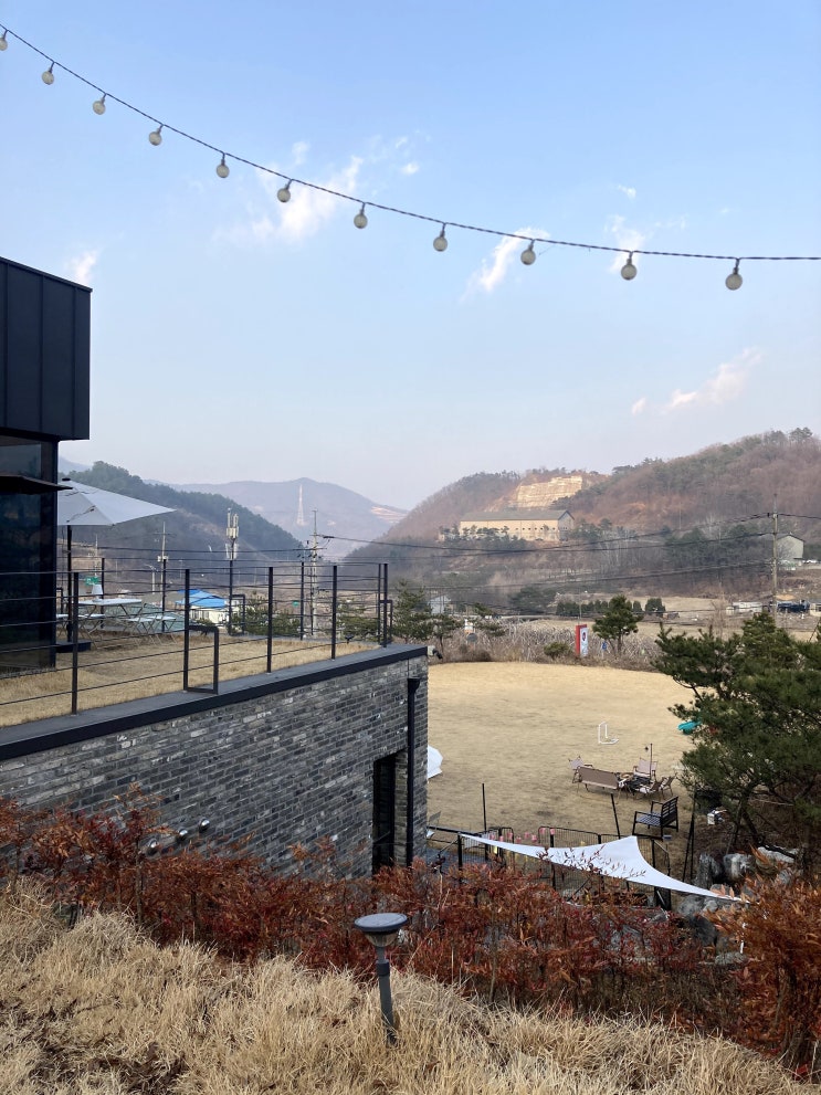  충추로 카페 나들이! 넓은 잔디밭과 불멍 세트가 있는 비채커피