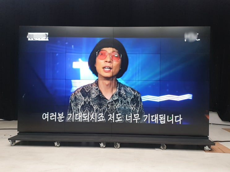  방송국 이동형 미디어월 4단4열 멀티비젼 하나의 화면 구성