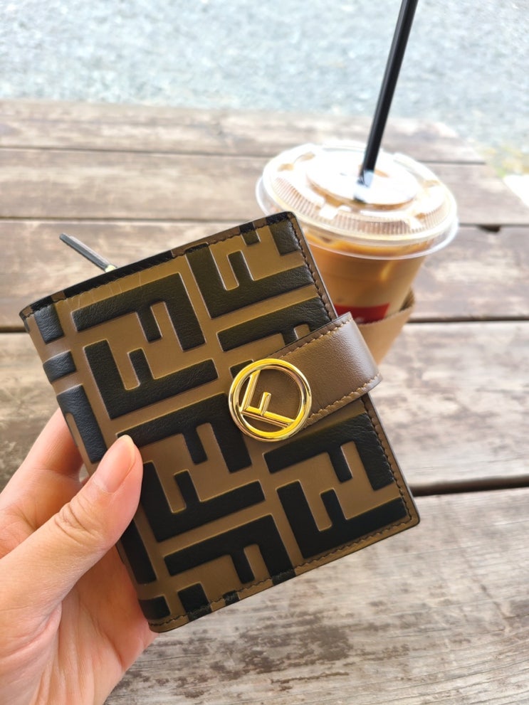  [FENDI] FF로고 펜디 반지갑 실사용 후기